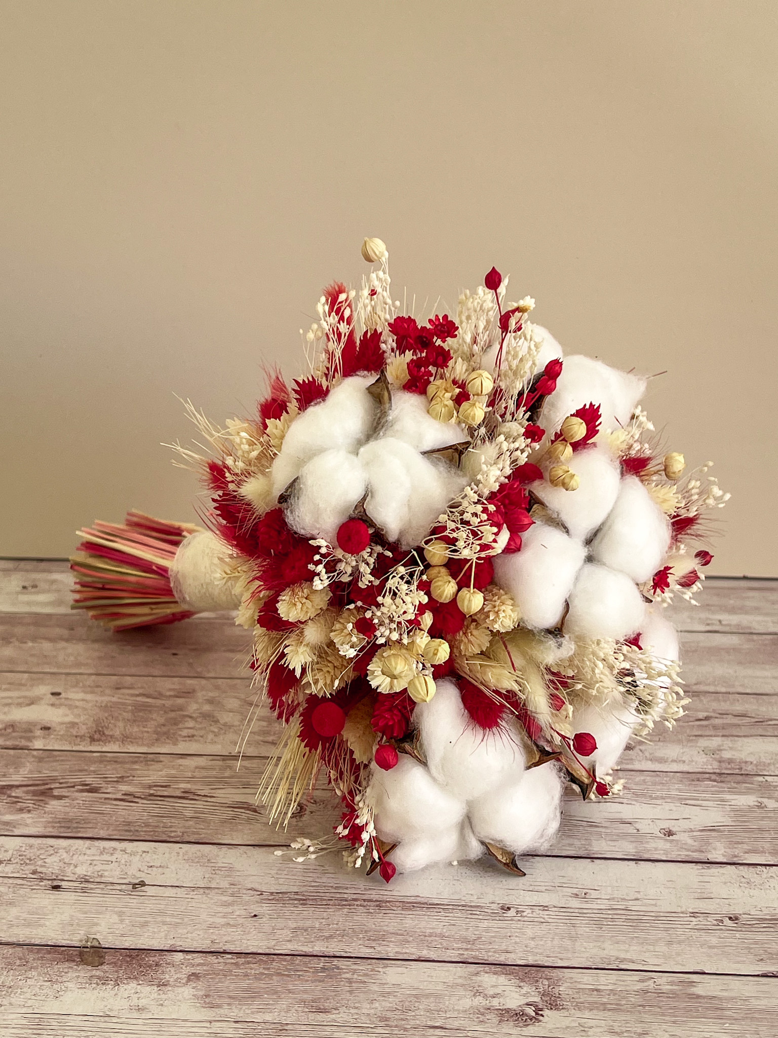 Buchet de nuntă cu flori de bumbac si plante uscate rosu crem