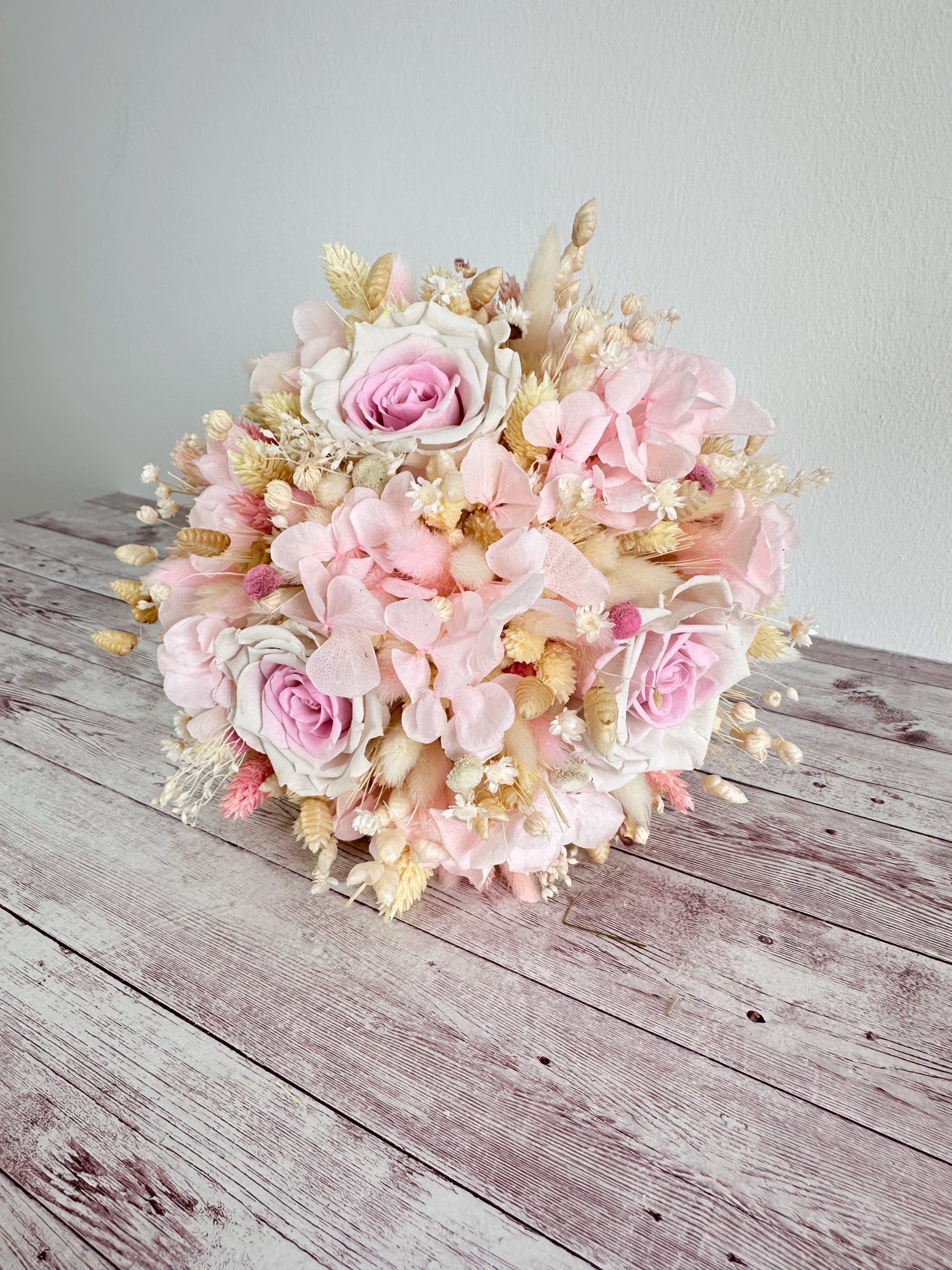 Buchet de mireasa roz pastel cu flori uscate si criogenate - imagine 3