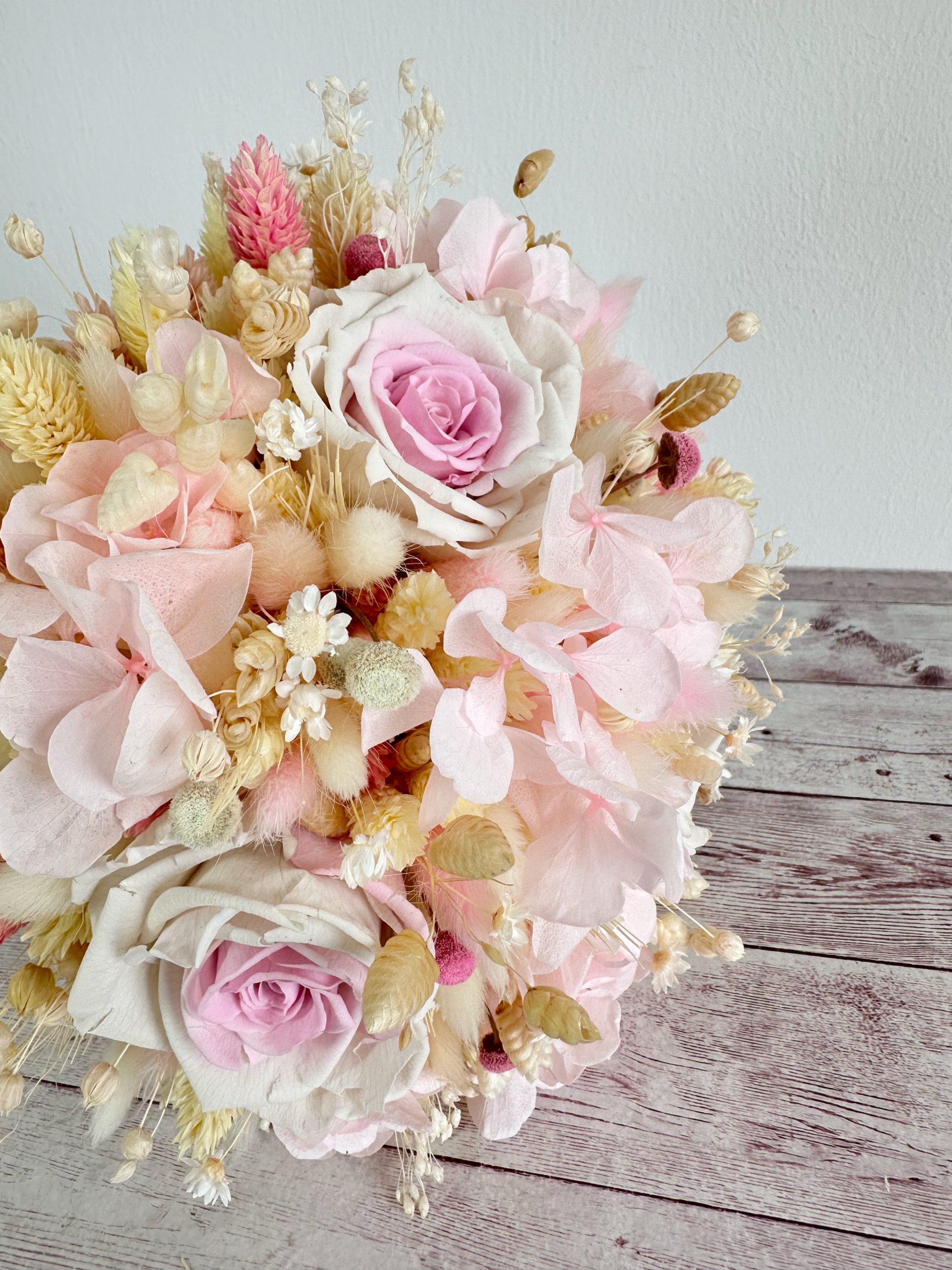 Buchet de mireasa roz pastel cu flori uscate si criogenate - imagine 2