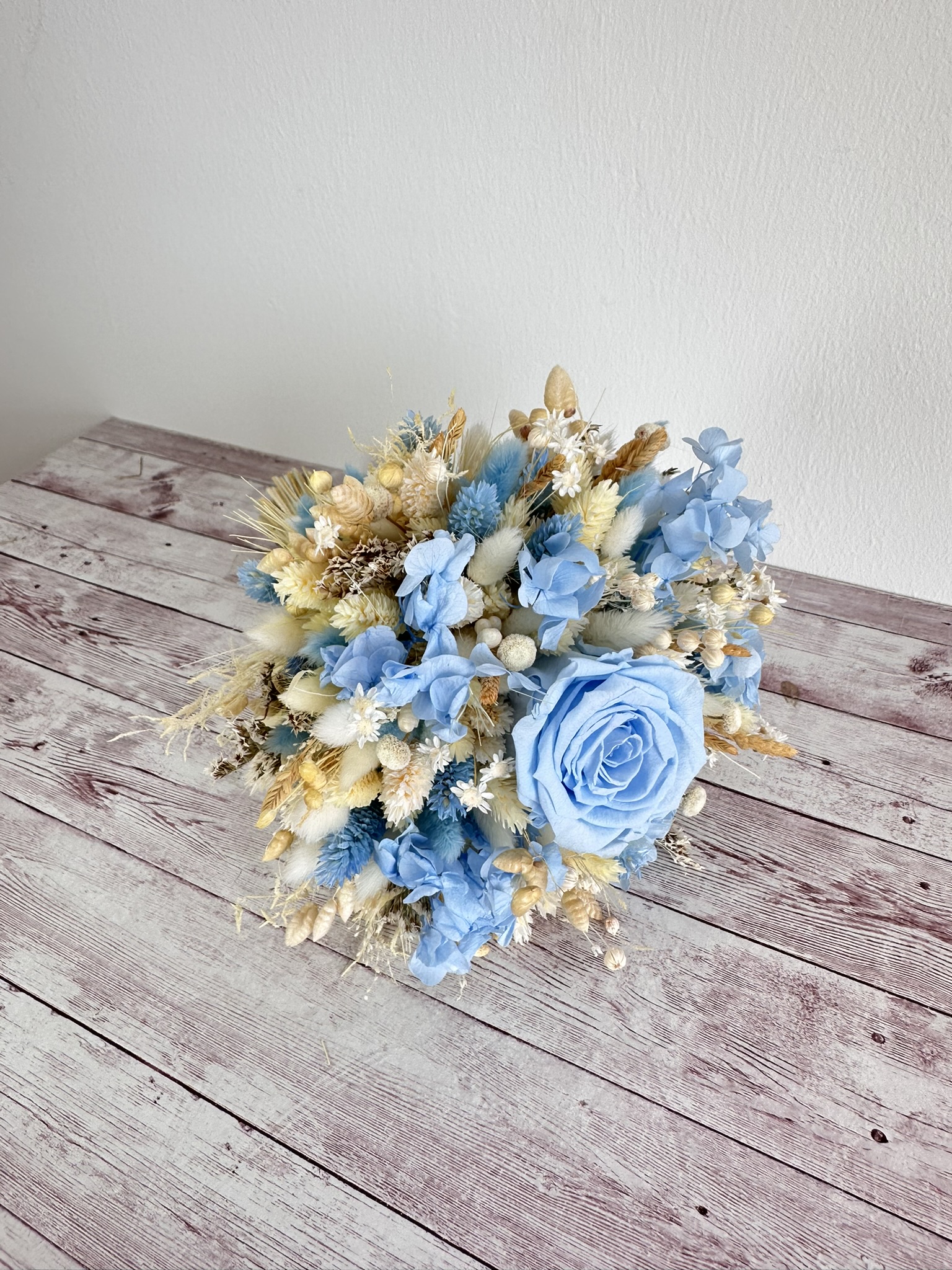 Buchet de mireasa bleu cu hortensie criogenata si flori uscate - imagine 3