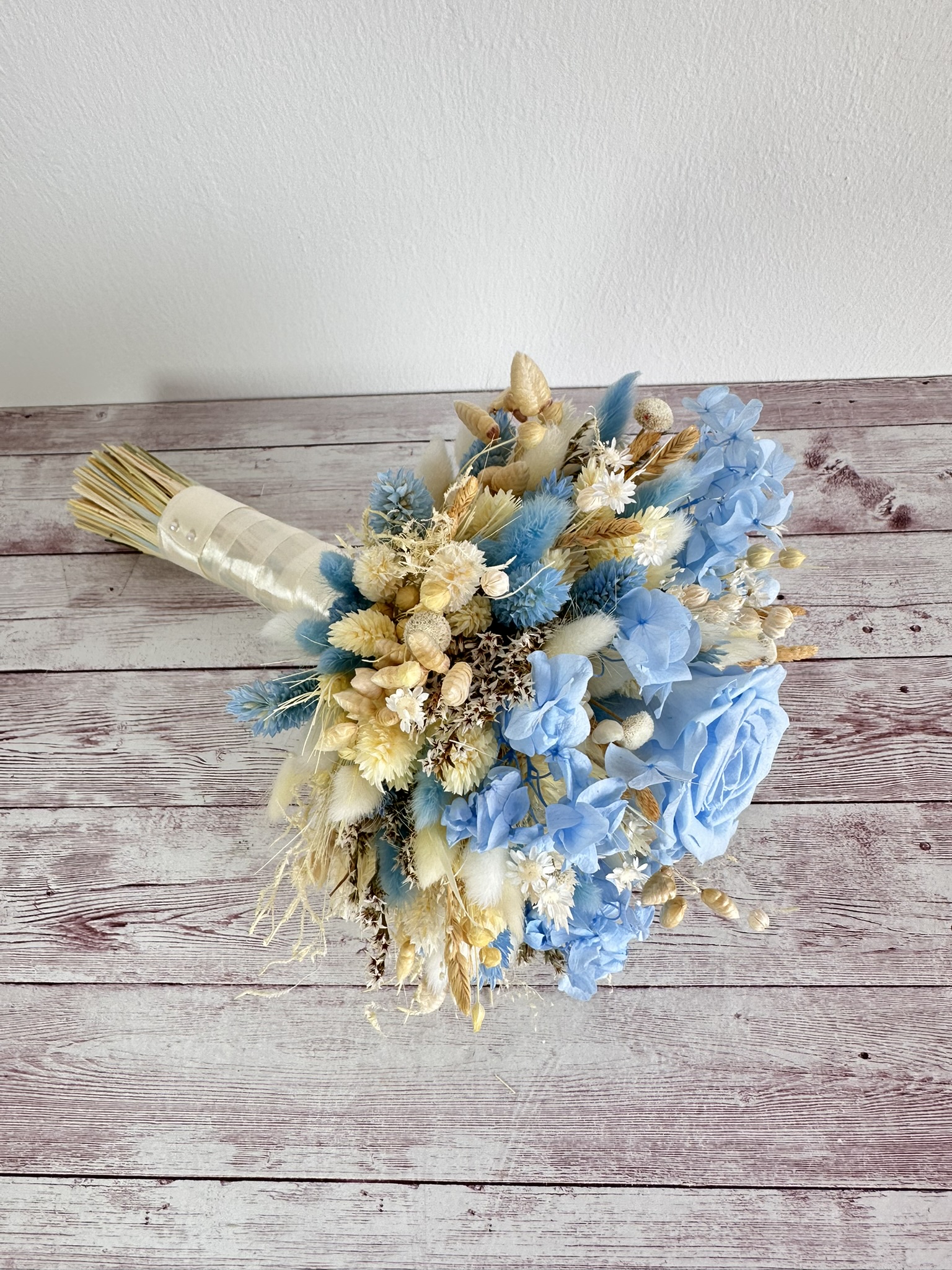 Buchet de mireasa bleu cu hortensie criogenata si flori uscate - imagine 2