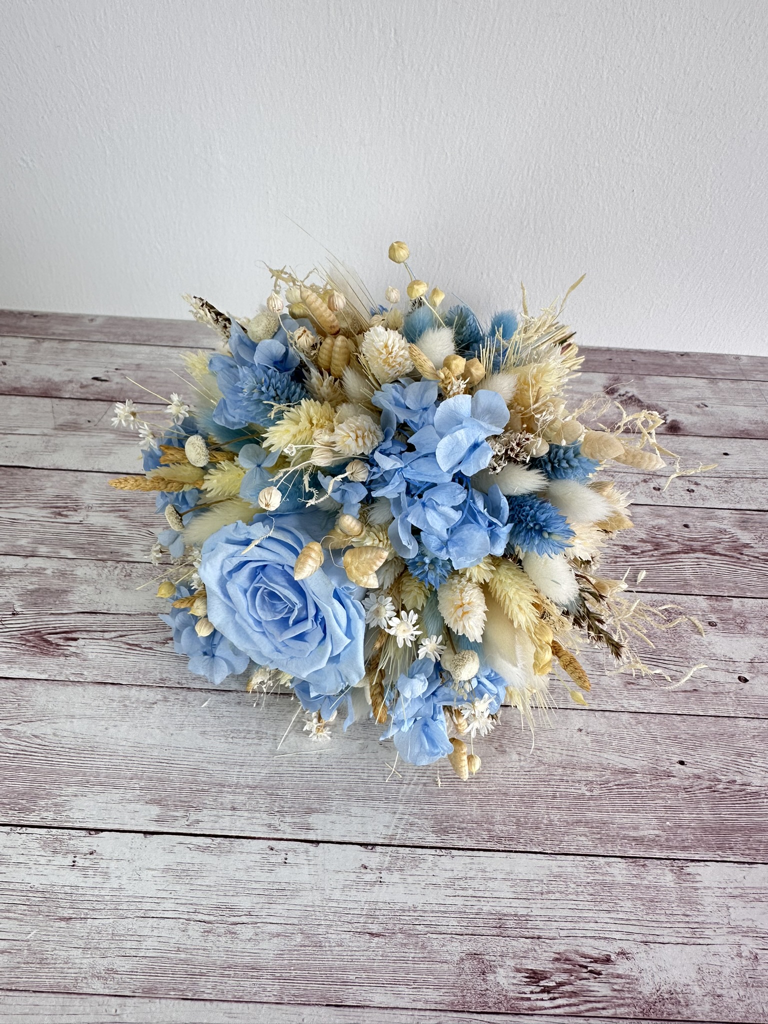 Buchet de mireasa bleu cu hortensie criogenata si flori uscate - imagine 4
