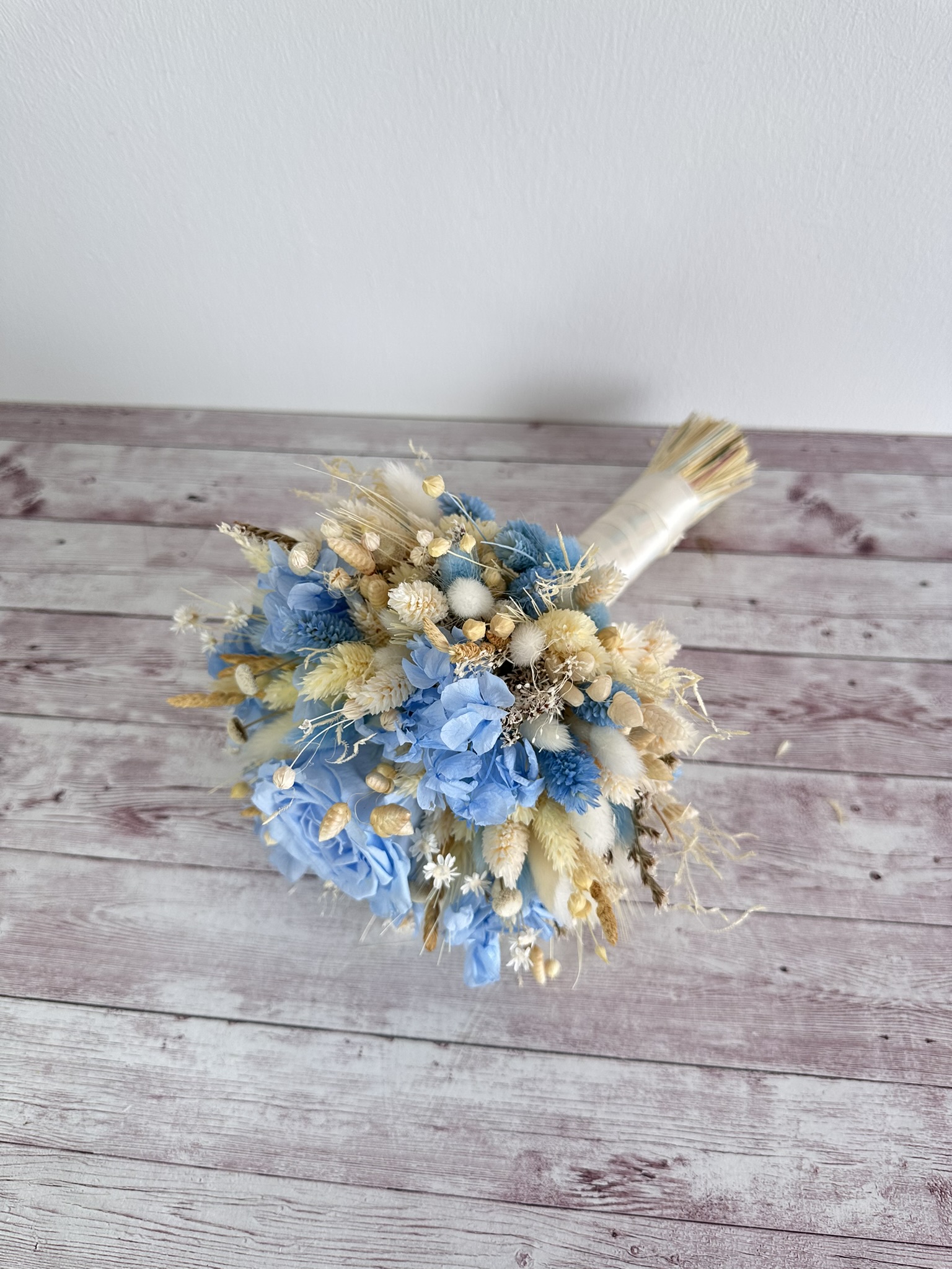 Buchet de mireasa bleu cu hortensie criogenata si flori uscate - imagine 5