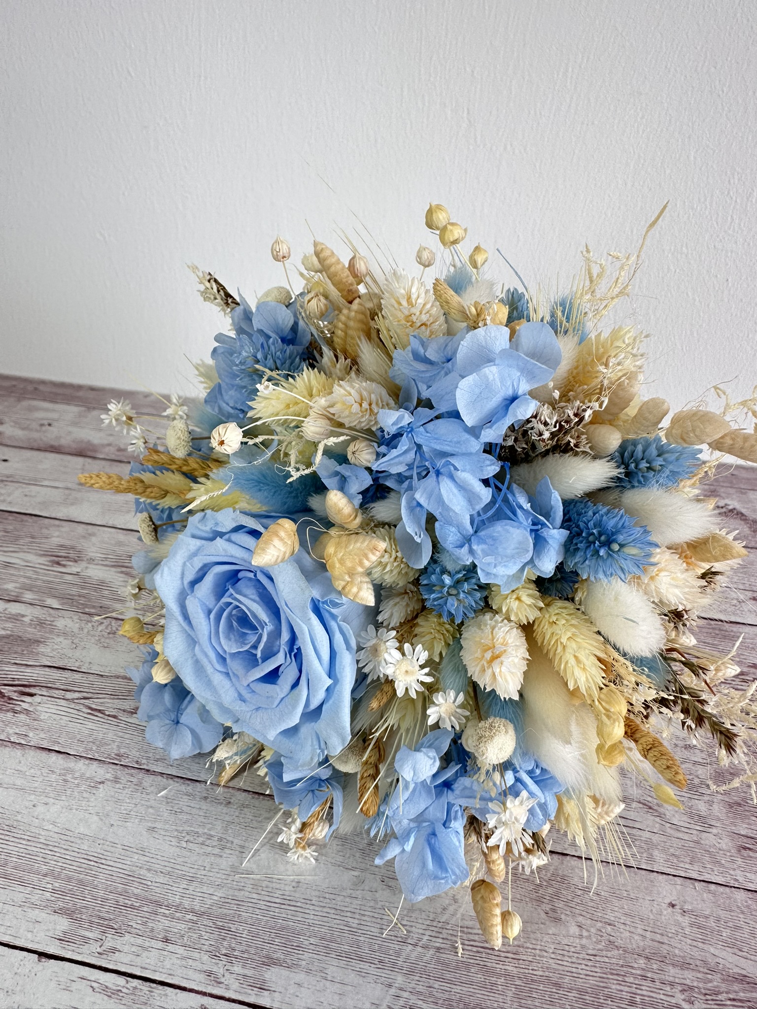 Buchet de mireasa bleu cu hortensie criogenata si flori uscate