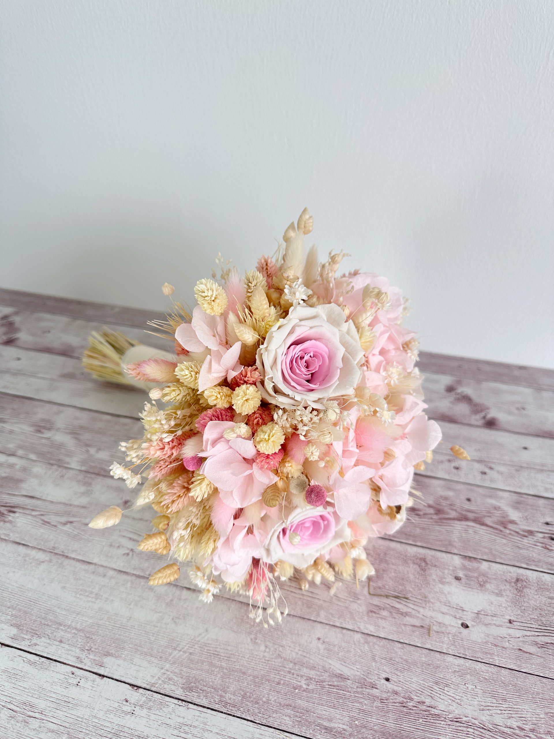 Buchet de mireasa roz pastel cu flori uscate si criogenate