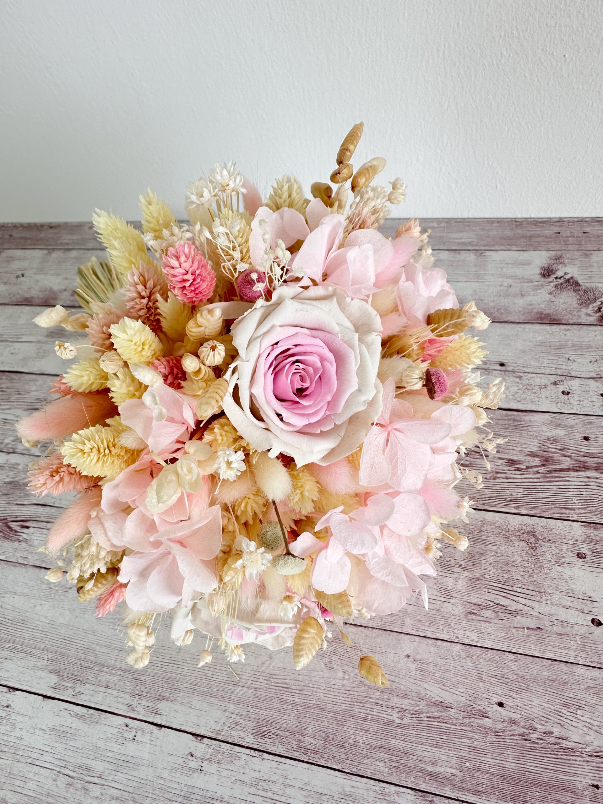 Buchet de mireasa roz pastel cu flori uscate si criogenate - imagine 5