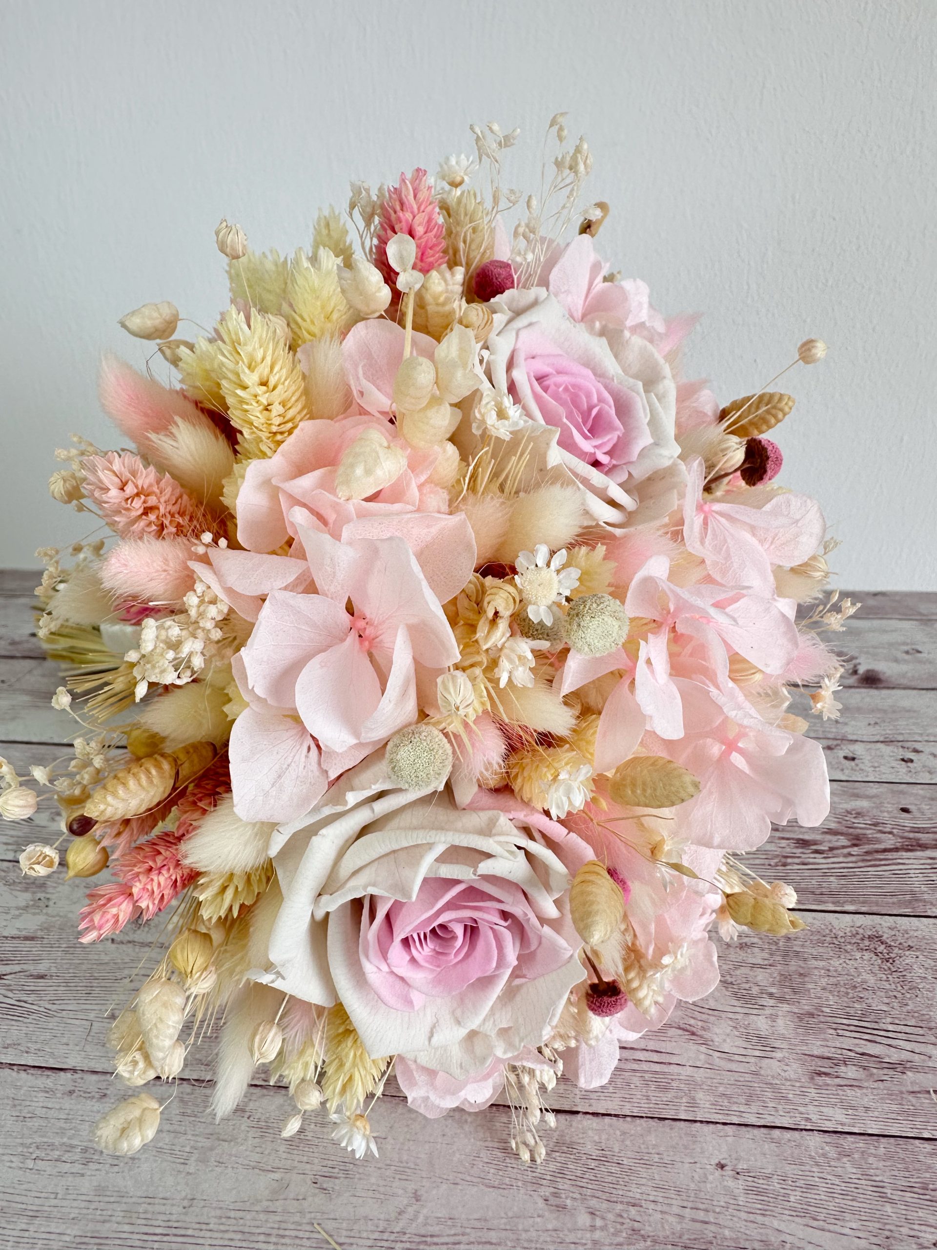 Buchet de mireasa roz pastel cu flori uscate si criogenate - imagine 4